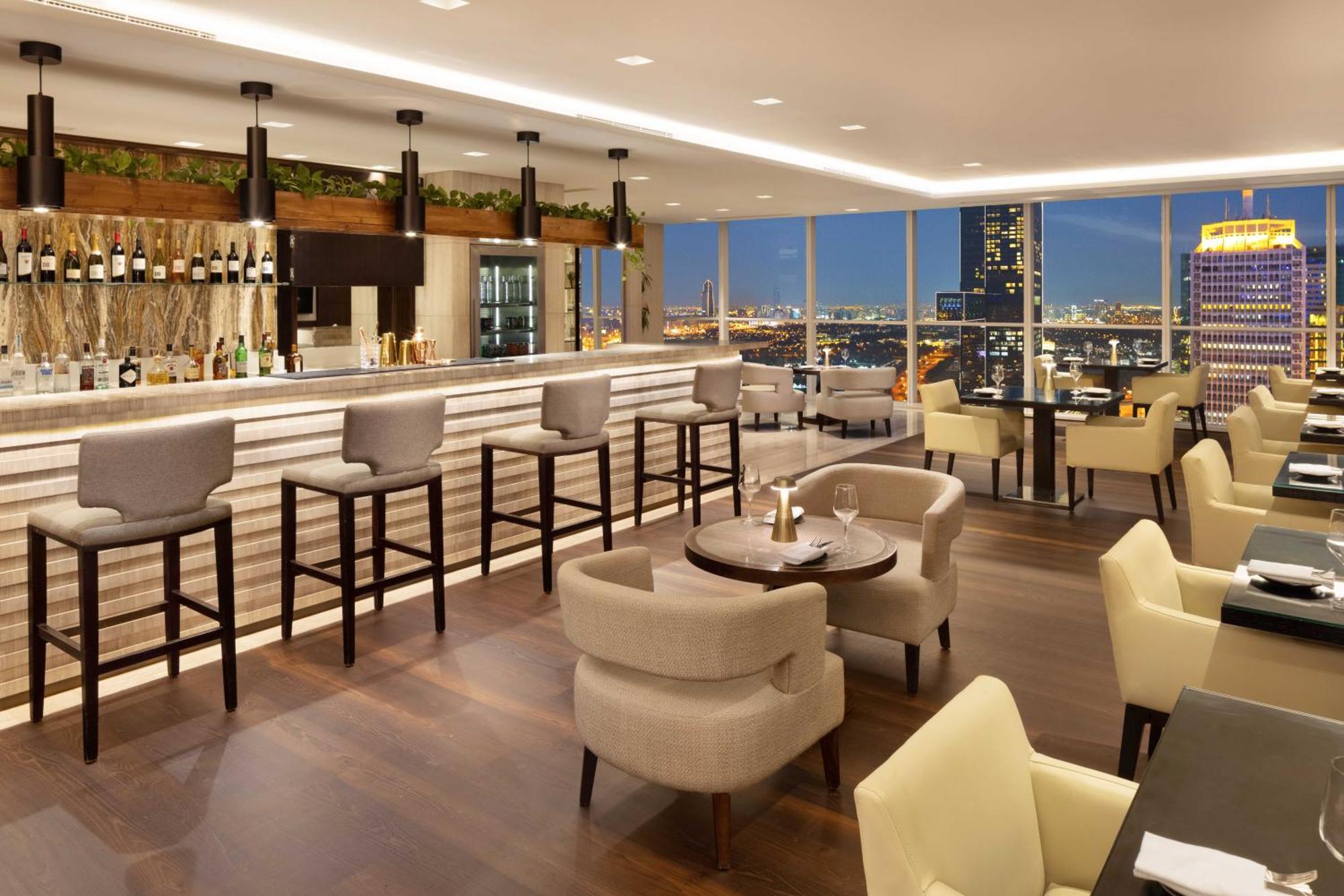 Suite Lit King-Size Exécutive avec Accès au Salon Club - Vue sur Panorama Urbain