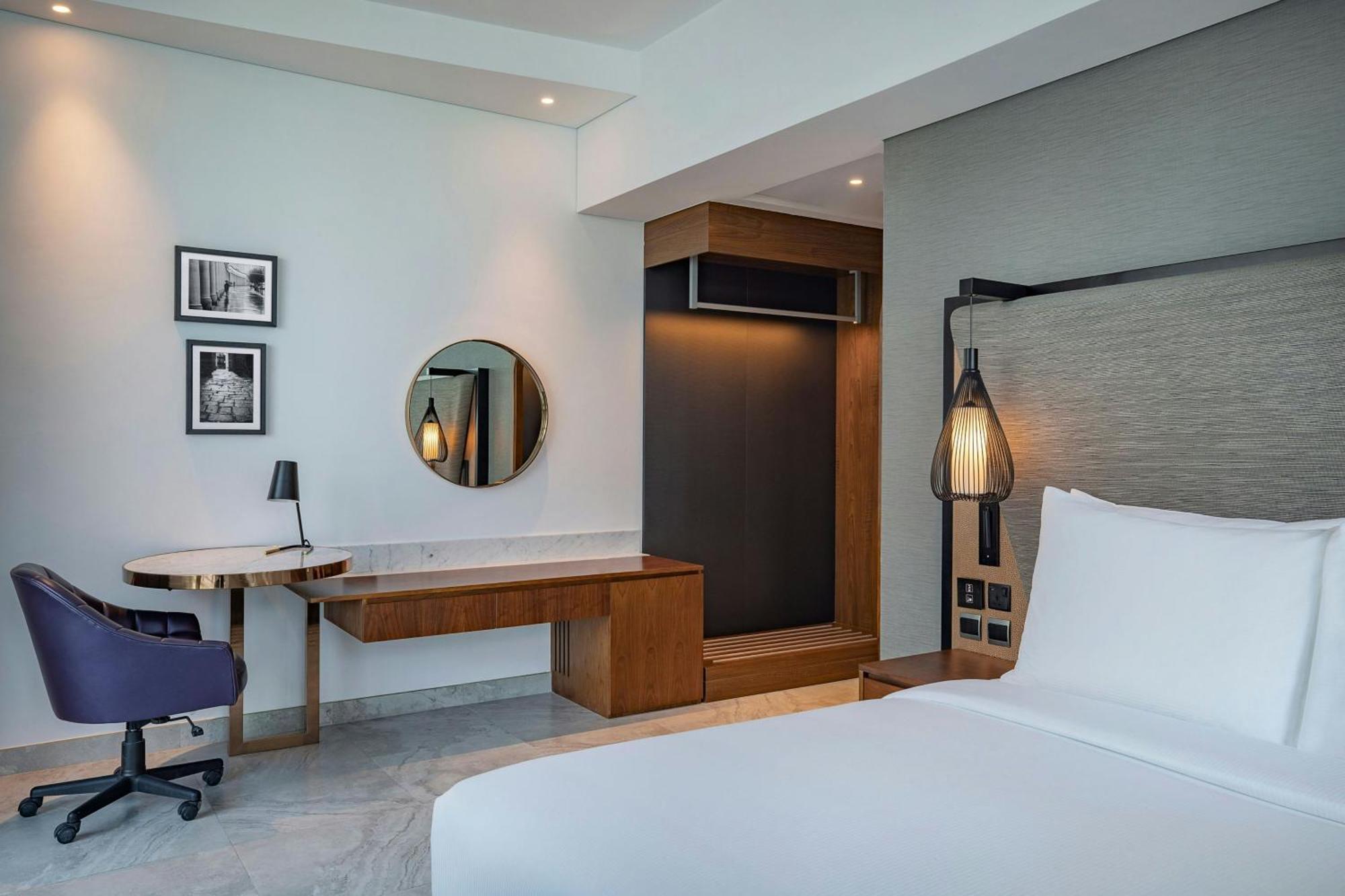 Chambre Lit King-Size Premier avec Balcon et Terrasse