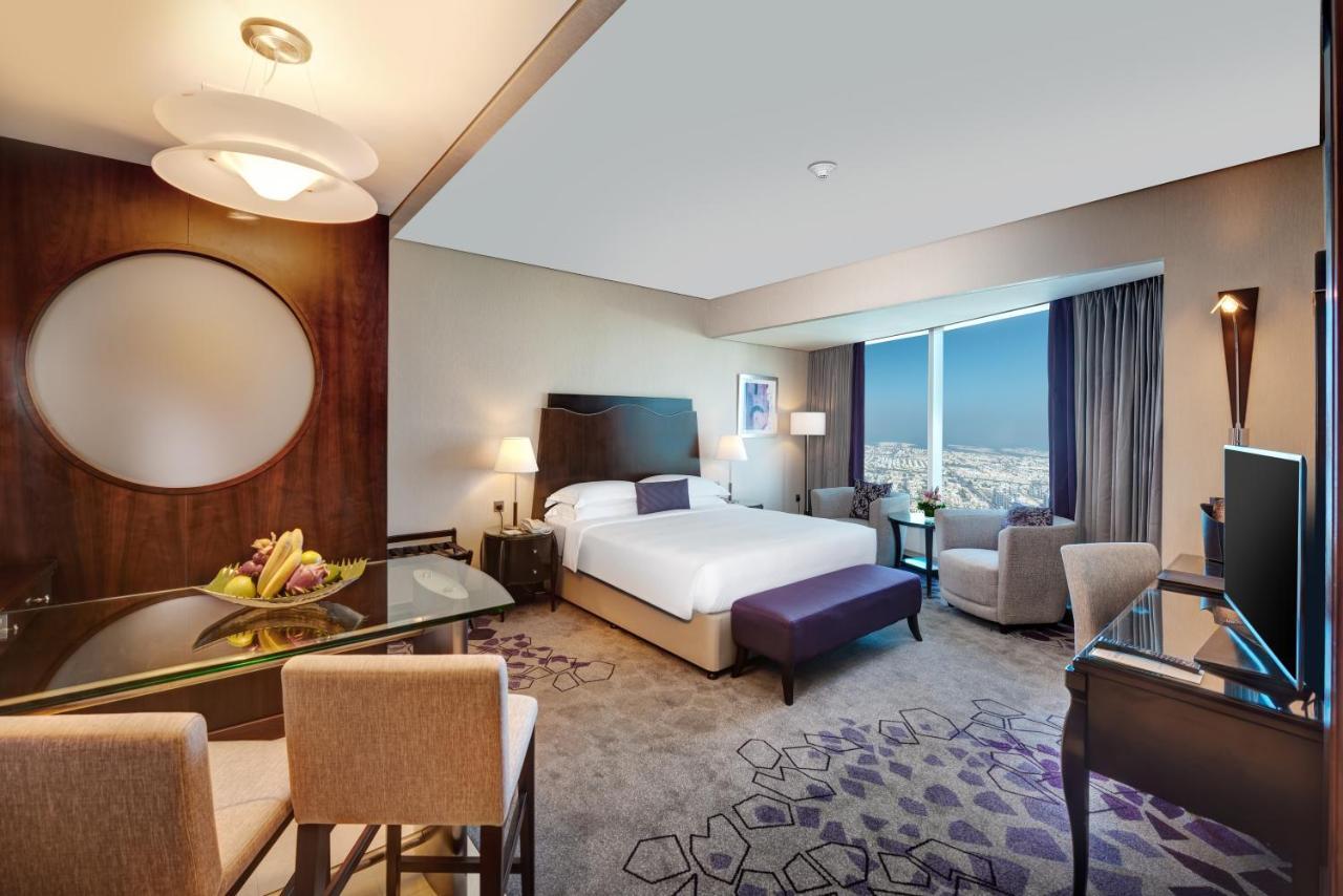 Chambre spacieuse avec petit-déjeuner gratuit et accès au salon Club Rotana, happy hour et boissons sans alcool compris